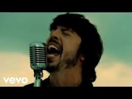 This is a record that had half the world turning up their stereos and bouncing around the room, as dave grohl inspires us to do better. Foo Fighters Best Of You Official Music Video Youtube Musica De Karaoke Canciones Canciones De Rock