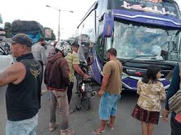 Cargo and freight company in karanganyar. Ngeblong Lampu Merah Di Kebakkramat Bus Haryanto Hantam Honda Supra Sutarti Pun Tewas Joglosemar News
