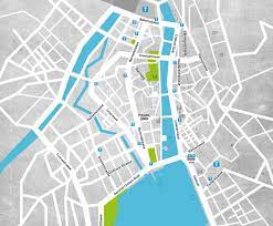 von natschen her fahrt die hge 4 4 no 31 mit einigen alten personenwagen ein trein