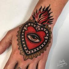 Maybe you would like to learn more about one of these? 1 549 Me Gusta 28 Comentarios Paola Fernandez Paola Fdz En Instagram Tat Traditional Tattoo Eye Traditional Heart Tattoos Sacred Heart Tattoos