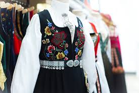 Se flere ideer om bryllup bunad, korssting broderi, russian fashion. Bunad Og Husflidsbutikken I Oslo Heimen Husfliden