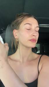 GRWM: Lo que tengo en mi bolso al estilo Hailey Bieber