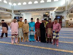 Ustad zezen zainal mursalin, lc. Nik Nazmi Solat Aidilfitri Di Masjid Muadz Bin Jabal Facebook