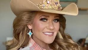 Amanda Suess's Instagram, Twitter & Facebook