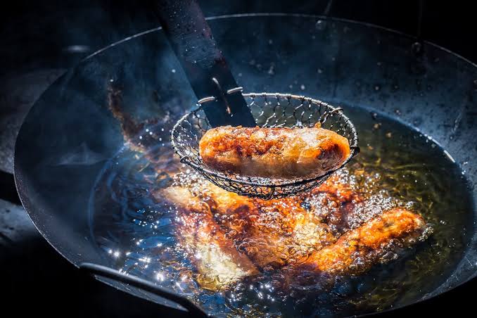 Reutilização frequente do óleo de fritura pode trazer riscos à saúde e à  qualidade dos alimentos - Ambiental Santos