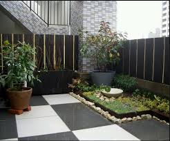 Lahan taman cukup simple, dengan rerumputan hijau dan beberapa tumbuhan di atasnya. Ars Blogging