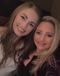 Amanda Dennis's Instagram, Twitter & Facebook