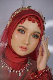 Misal, untuk adat sunda tetap bisa menggunakan siger agar terkesan elegan. Rina Make Up Rias Pengantin Home Facebook