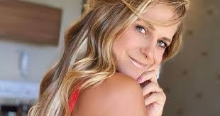 Nicole Wicks's Instagram, Twitter & Facebook