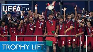 Acá más información sobre la eurocopa en nuestro especial. Ronaldo Lifts The Euro Trophy For Portugal Youtube
