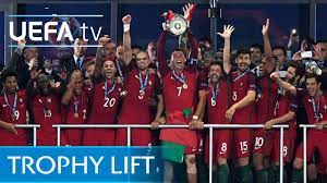 La selección de portugal de la eurocopa 2016, al detalle. Ronaldo Lifts The Euro Trophy For Portugal Youtube