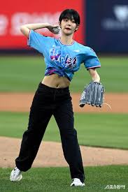 컨텐츠 크리에이터 쵸단 섹시-큐티 시구~ [포토] : 네이트 스포츠