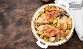 Metti il coniglio tagliato a pezzi in una casseruola con un pizzico di sale e coprilo con un coperchio: Come Cucinare Il Coniglio Trucchi E Ricette Da Provare