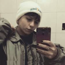 Un sencillo corte en la punta del platano o banana hará que parezca un  delfin. Una buena idea para buffets de frutas, postres o centros de mesa.