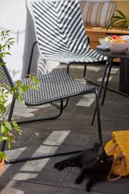 Fauteuil de jardin en métal batz noir. Un Joli Balcon Personnalise Avec Les Fauteuils Morillo Originaux Et Confortables Ideal Pour Profiter Du Sol Fauteuil Bas De Jardin Fauteuil Jardin Castorama