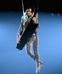 Yumuşak kumaşlardan üretilmiştir, rakipsiz bir rahatlık sağlar ve her türlü tahrişi önlerken cildi rahatlatır. Lady Gaga Nimmt Las Vegas