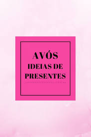 Imagem horizontal do homem sênior segurando garrafa de vinho branco enquanto celebra o dia de ação de graças com a família presente de rosas amarelas para o dia dos avós. Presente Dia Dos Avos Dicas E Ideias Para Presentea Los Dia Dos Avos Presente Dia Dos Avos Presentes