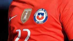 La selección chilena podría tener un nuevo escudo a fin de año, ya que a través de su página web se abrió un concurso público para elegir este logotipo del equipo nacional. El Conflicto Que Va A Dejar Sin Futbol A Chile El Campeon De America El Mostrador