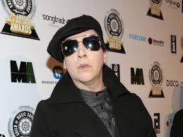 Vor kurzem kündigte er über seine socials an, dass sich die fans auf etwas „vorbereiten sollen. Marilyn Manson So Sieht Der Rocker Unmaskiert Aus