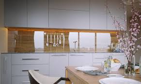 Su misión principal es proteger a las paredes de las altas temperaturas y humedad que se genera uno de los materiales más económicos para el revestimiento de las paredes de la cocina es la pintura. Revestimiento Cocina E Ideas Para Las Paredes Y Salpicaderos