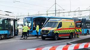 Spårvagn har spårat ur efter krock med buss – en till sjukhus