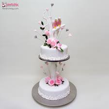 From the appreciation of the artistry of the fondant sculptors to the more basic appeal of a rampant sweet tooth, these cakes set the theme and can compliment everything from the bride or groom themselves to the wedding. Falling In Love Wedding Cake Yeners Way