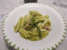 Tenete da parte le punte degli asparagi per decorare il piatto mondate gli asparagi, eliminate la parte legnosa del gambo ed eventuali residui di terra. Cavatelli Con Crema Di Asparagi E Pancetta