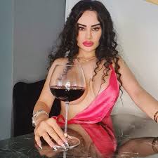 Gelin adayı olarak tanınan Naz Milanın cesur paylaşımları olay oluyor.