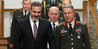 Daha kimin ya da kimlerin darbe içinde olduğunu bilmiyorken emri ağızdan vermenin mantığı sizce ne olabilir! Ahmet Nesin Hulusi Akar Ve Hakan Fidan Darbe Gecesi Erdogan A Guvenmedi Mi