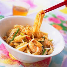 Nouilles Sautees Aux Crevettes D Inspiration Chinoise Recette Recette Asiatique Recette De Nouille Et Recettes De Cuisine