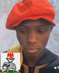 Ma'aikatan Hisba ne suka kama shi ba ya azumi. "Ya sunanka?" Ya ce, "I am  no hearing Hausa, ranka ya daɗe, do me English, haba!" An ce, "Are you a  Muslim? Kai