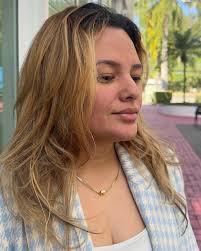 De fios curtos e sem volume para um cabelo longo, iluminado e cheio de  movimento. ✨ Essa é a magia do mega hair unido à cor impecável:  naturalidade, leveza e autoestima lá