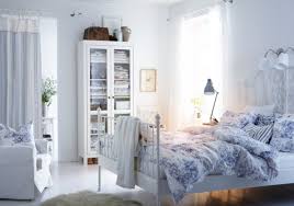 Susun artistik figura minimalis berbagai ukuran pun mempercantik dinding platform tempat. Desain Kamar Tidur Minimalis Modern Samalidan