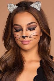 Katze Schminken Halloween Make Up Untere Seite Der Nase Schwarz Bemalen Schnurrhaare Zeichnen Smokey Eyes Ma In 2020 Katze Schminken Schminken Leicht Gemacht Schminken