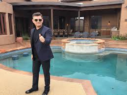Býva nazývanym aj kráľom disco polo, je vokalistom skupiny akcent. Zenon Martyniuk Spelnil Swoje Wielkie Marzenie To Wspaniale Uczucie Zdradza Krol Disco Polo Disco Polo Info