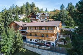 Nella ciasa burcia si trovano due appartamenti vacanza accoglienti, dotati di tutti i comfort e arredati in stile rustico. Appartamenti Erardi Ruth San Vigilio Plan De Corones