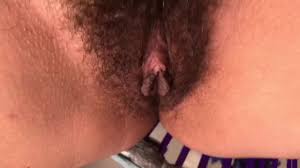 Mulher peluda mostra sua buceta em close-up