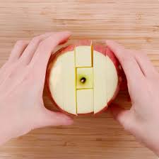 簡単カットで見た目も楽しく 食べやすいジェンガりんごの作り方 mama ママタス りんご 飾り切り りんご フルーツ 飾り 切り