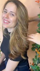 Diga adeus aos cabelos brancos sem danificar seus fios! 🫶✨ , O Gloss é a  solução perfeita: cobre apenas os fios brancos de forma permanente,  garantindo um resultado natural e um efeito de mechas ...