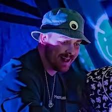 Omg a Keeshond🥹🥹🥹🥹 tell your dog I say hi and that I love them🫶🏼🥰🥹