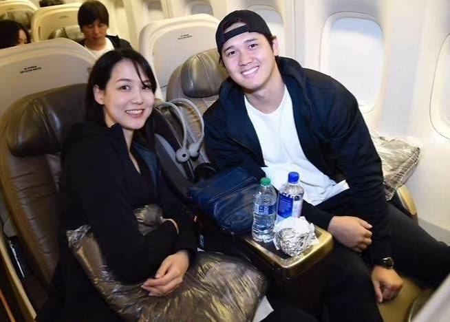 Người vợ bình thường của siêu sao bóng chày Nhật Bản khiến trái tim fan nữ 'tan nát'