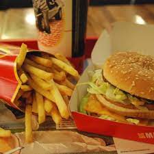 Mc donald propose plusieurs menus avec différents formats, le premier est le prix mcdo pour ce menu est de 4 euros. Dusseldorf Prix D Un Menu Chez Mc Donald Ou Dans Un Fast Food Equivalent En 2021 Combien Coute Net