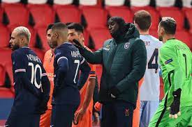 Jogo do psg pela champions league paralisado: Atletas De Psg E Basaksehir Deixam O Gramado Apos Fala Racista De Quarto Arbitro Da Partida Lance