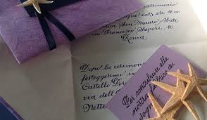 Un altro esempio di frase prende spunto dal fatto che gli sposi come da tradizione offriranno un ricco banchetto nuziale ai propri invitatiin questo senso la frase per le partecipazioni matrimonio puo. Partecipazioni Scritte A Mano Per Il Matrimonio Sofisticate Ed Eleganti