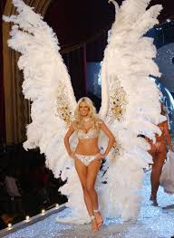 She has appeared on the cover of the sports illustrated swimsuit issue and in 1999 became the first german model to become a victoria's secret. Image Result For Heidi Klum Angel Victoria Secret Moda De Victoria Secret Victoria S Secret Angeles De Victoria Secret