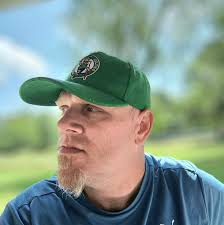 When it comes to Drew, Andrew Rannells DOES kiss and tell 😘