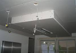 snaidero project 424 een greeploze italiaanse design keuken in bianco luce monolaccato hoogglans verlaagd plafond plafond huisdesign