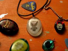 Do you use bezels or molds for resin jewelry? How To Make Resin Jewelry Diy