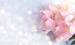 Chi non resterebbe stupito di vedere arrivare sul posto di lavoro o a casa un bellissimo omaggio la fiorista ti consiglia diverse tipologie di mazzi di fiori per compleanno, come un bouquet di gerbere colorato allegro per persone. Colpo Del Primo Piano Di Un Bouquet Di Fiori Eleganti In Un Vaso Di Vetro Circondato Da Candele Sul Tavolo Foto Gratis