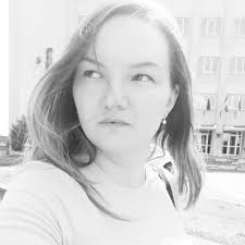 Am pregătit pentru voi o competiție dulce dar... dificilă! 😀 Pe de o parte  avem tortul yogurta (blat vanilie, cremă de iaurt și frișcă, decor: fructe  de pădure în jeleu, fulgi de